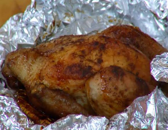 Цыпленка предварительно запечь до готовности и остудить.