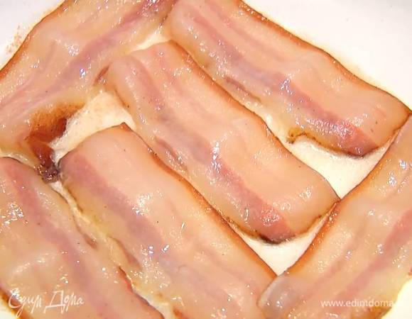 Разогреть в сковороде оливковое масло, обжарить полоски сала с двух сторон до золотистого цвета и выложить на бумажное полотенце, чтобы удалить излишки жира.