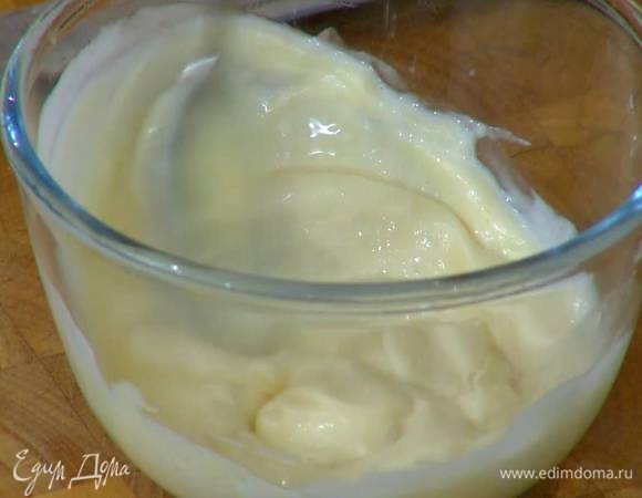Приготовить заправку: чеснок почистить и растереть вместе с солью в пюре, добавить домашний майонез, влить 1 ст. ложку холодной кипяченой воды и все перемешать.