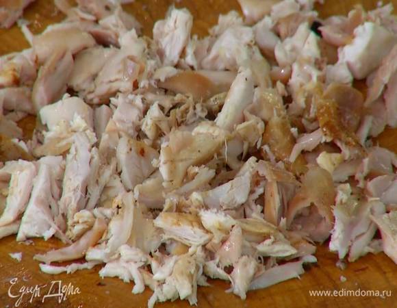 Куриное мясо, удалив кожу и кости, мелко порезать.