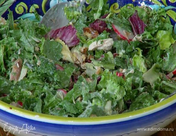 Салатный микс выложить в глубокую посуду, добавить редис, куриное мясо, поломанные руками грецкие орехи, смазать все заправкой, полить оставшимся соком лайма и перемешать.