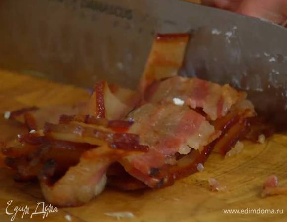Обжаренное сало нарезать небольшими полосками.