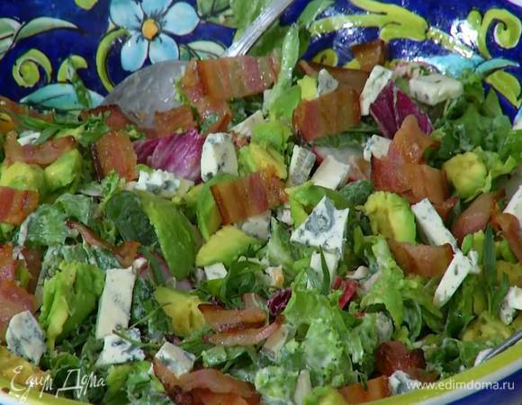 На салат выложить авокадо, голубой сыр и сало, посыпать измельченным руками тархуном.