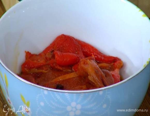 Сладкий перец предварительно запечь в духовке, затем, удалив кожицу и семена, порезать крупными полосками.