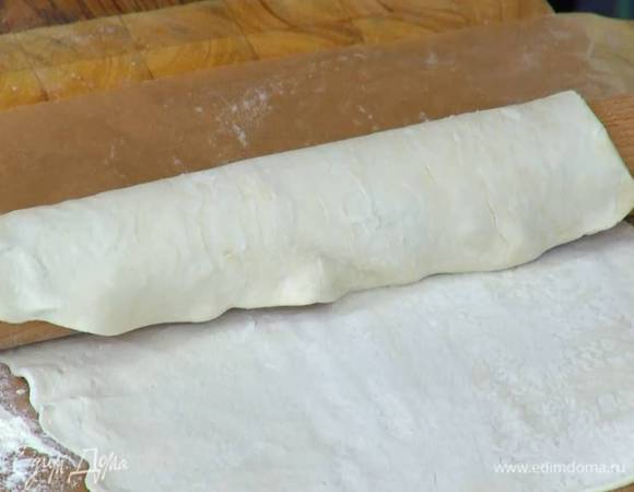 Тесто предварительно разморозить, затем слегка присыпать мукой и раскатать в тонкий пласт.