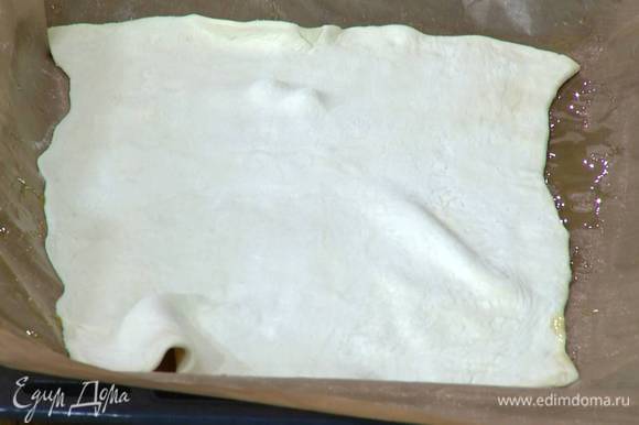 Противень выстелить бумагой для выпечки, смазать ее небольшим количеством оливкового масла и выложить тесто.