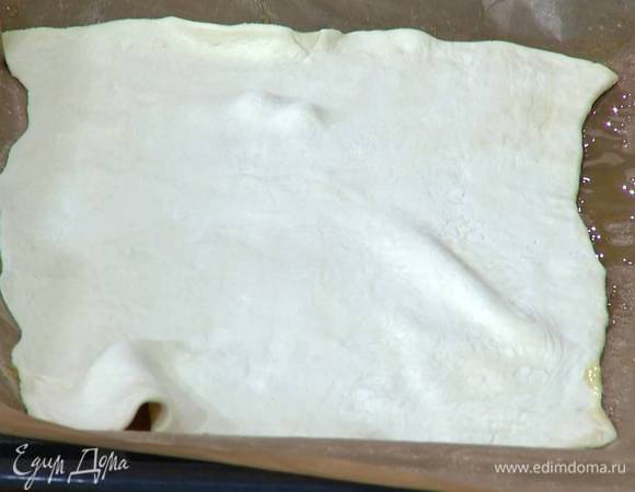 Противень выстелить бумагой для выпечки, смазать ее небольшим количеством оливкового масла и выложить тесто.