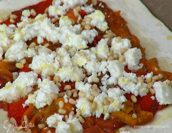 Присыпать все кедровыми орехами и сбрызнуть оставшимся оливковым маслом.