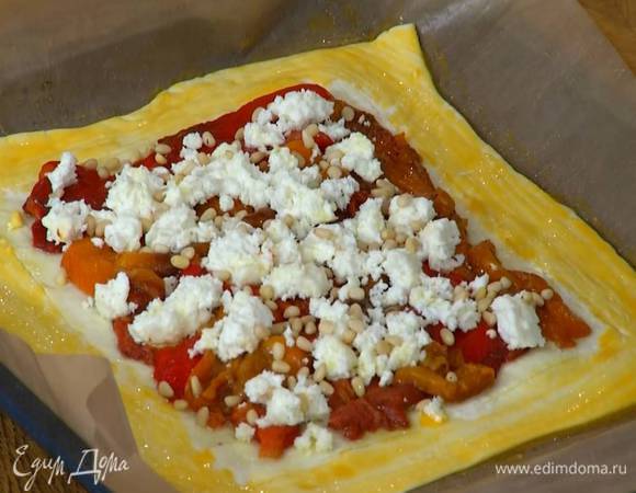 Желток посолить, перемешать и с помощью кисточки смазать им края теста без начинки.