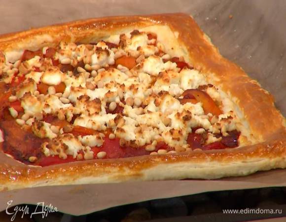 Выпекать пирог в разогретой духовке 25‒30 минут.