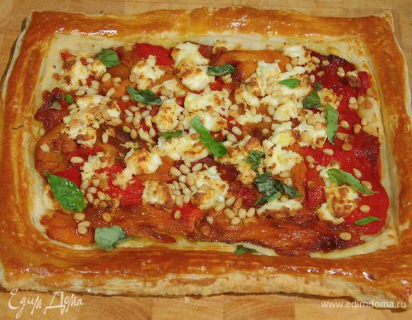 Готовый пирог посыпать измельченным руками базиликом.