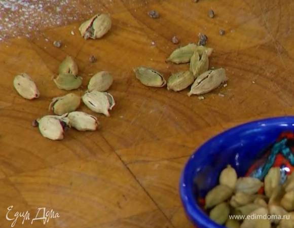 Все стручки кардамона раздавить пестиком, вынуть зерна и растолочь их в ступке.