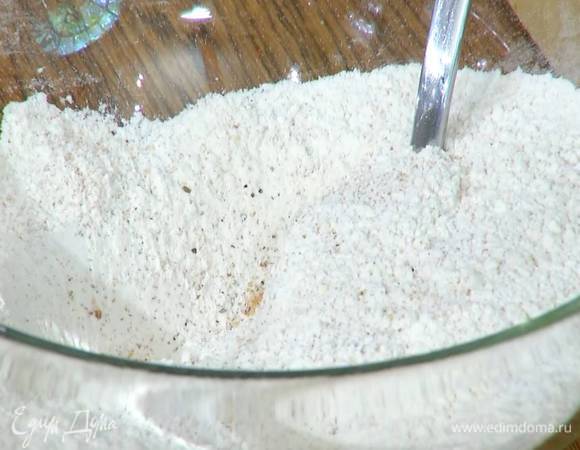 Соединить 420 г муки, 100 г коричневого и 8 г ванильного сахара, добавить дрожжи, половину измельченного кардамона и соль, все перемешать.