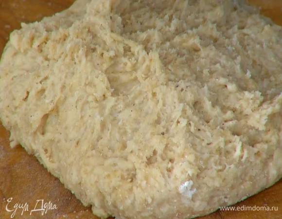 В муку с сахаром и специями влить растопленное масло с молоком и вымесить тесто руками.