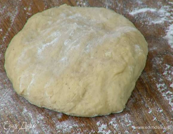 Сформировать из теста шар, выложить в миску, накрыть смоченным в горячей воде и хорошо отжатым полотенцем и поставить подходить в теплое место без сквозняков на 20‒30 минут.