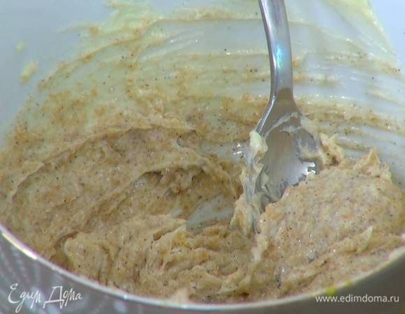 Приготовить начинку: предварительно размягченное сливочное масло растереть оставшимся измельченным кардамоном, коричневым и ванильным сахаром.