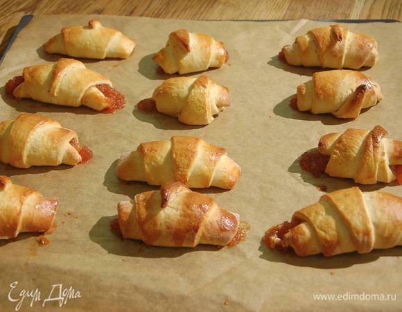 Выпекать рогалики в разогретой духовке до готовности — большие при 190°С, а маленькие при 170°С.