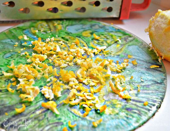 Цедру лимона натереть на крупной терке. 