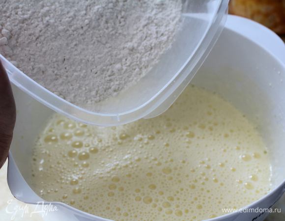 Смешать муку, крахмал и разрыхлитель и аккуратно вмешать в сахарно-яичную смесь.