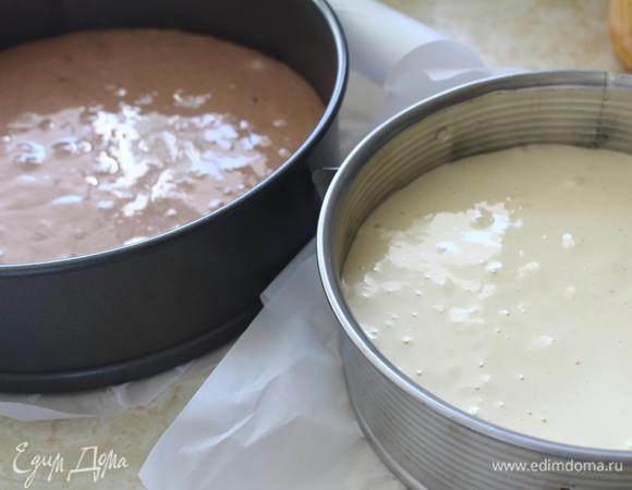 Лучше разделить тесто на 2 или 3 части. У меня нет двух одинаковых форм, потому снова ваяю двухъярусный торт. А можно и просто очень высокий сделать. Половину теста я сделала с какао.
Формы застелить бумагой для выпечки и отправить выпекаться бисквиты в духовку при 180°С на 30 — 40 минут. Готовность проверять деревянной палочкой или зубочисткой, должна выходить сухой.