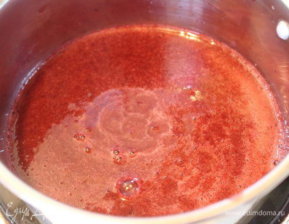 В это же время приготовим ягодное (или фруктовое пюре). Я взяла 200 грамм замороженых черешен. Слегка прогрела их с 30 граммами воды и блендером смолола в пюре. Оно еще и улыбнулось :)