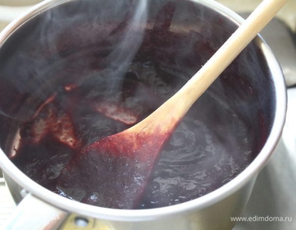 Из ягодного пюре на небольшом огне выпарить лишнюю жидкость. Чтобы стало, как пюре.