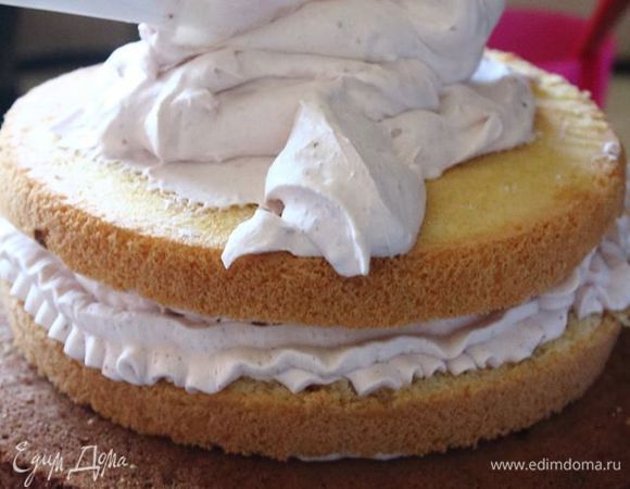Коржи разрезать. Пропитать сахарным сиропом, хорошо переложить кремом. Если осталось много крема, можно им смазать торт снаружи.