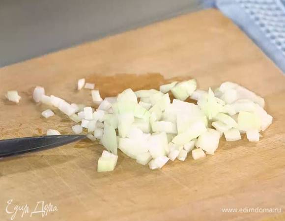Лук почистить и мелко порубить.