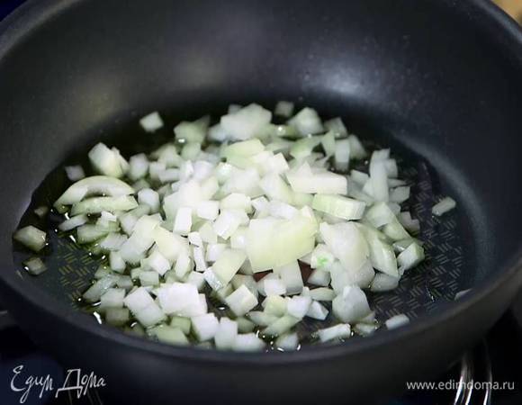 Разогреть в сковороде 1 ст. ложку оливкового масла и обжарить лук.