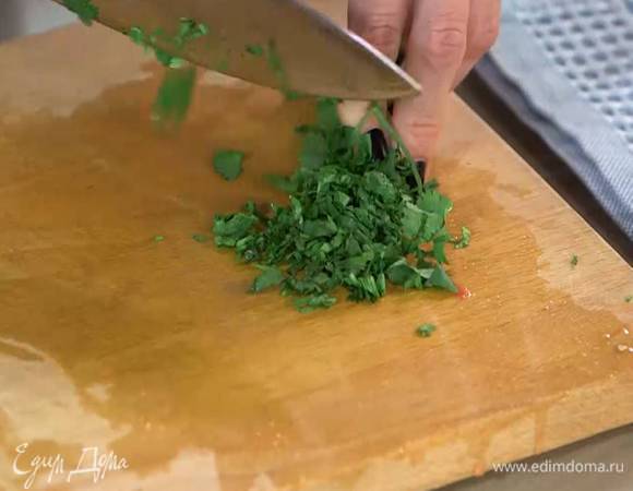 Кинзу мелко порубить.