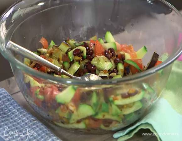 К отваренной фасоли добавить все обжаренные овощи, помидор, кинзу и яйцо, посолить, поперчить и перемешать.