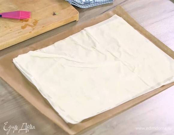 Три листа фило смазать с одной стороны оливковым маслом, уложить один поверх другого на бумагу для выпечки, сверху поместить несмазанный лист.