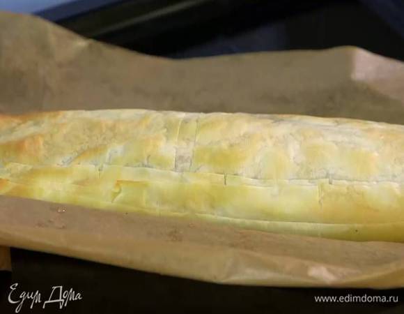 Выпекать рулет в разогретой духовке 15 минут.