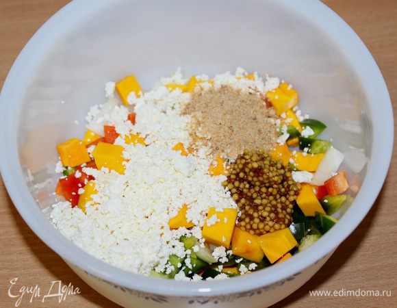 К овощам добавить все остальные ингредиенты, посолить, поперчить, можно добавить зелень, капнуть немного оливкового масла.