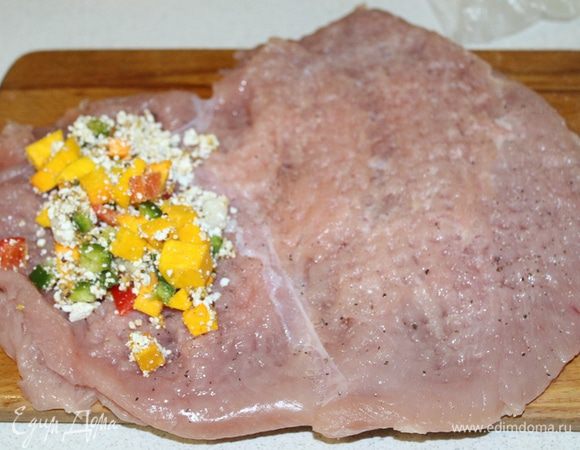 Выложить начинку на край грудинки.