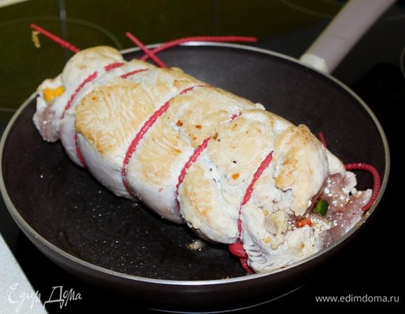 Свернуть рулетом, стянуть кулинарными жгутиками или нитью. Обжарить рулет со всех сторон на сковороде.