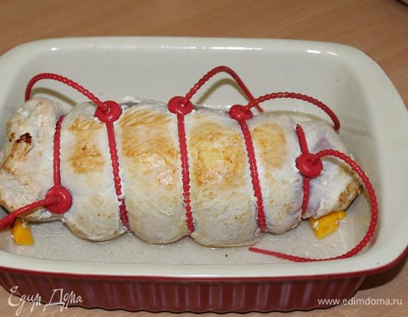 Выложить в форму для запекания, добавить около 200 мл кипятка, закрыть фольгой и готовить в духовке при 160°С около часа.