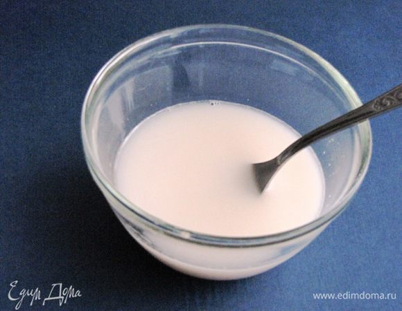 В теплой воде растворить дрожжи.