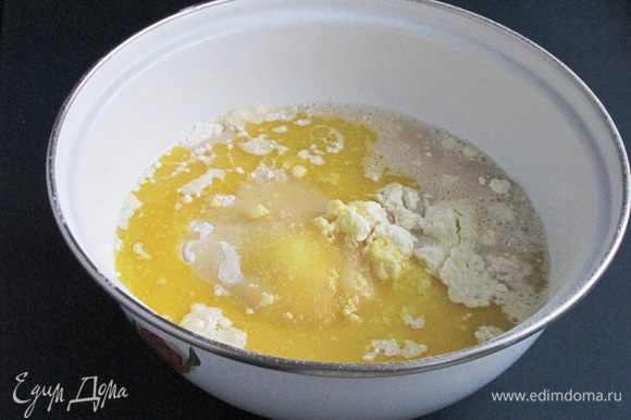 Соединить сухую смесь с дрожжами, яйцом и растопленным сливочным маслом.