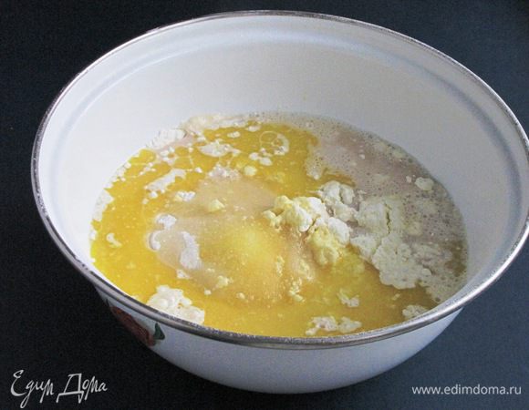 Соединить сухую смесь с дрожжами, яйцом и растопленным сливочным маслом.