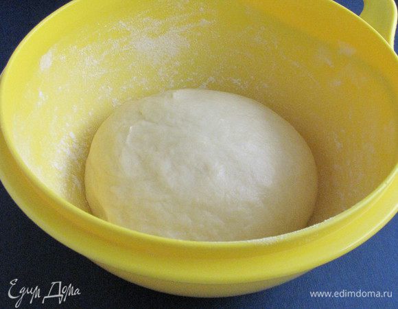 Замесить мягкое тесто. Скатать в шар, накрыть полотенцем и поставить для подъема в теплое место на 2 часа. Я обычно ставлю тесто в слегка прогретую духовку. 