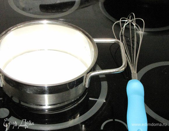 Пока тесто поднимается, приготовим ванильный крем. Молоко налить в сотейник и прогреть.