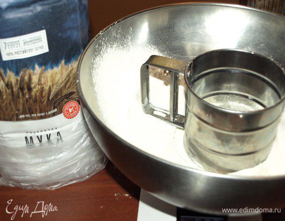 Муку просеиваем. Можно несколько раз. Добавляем в муку соль и сахар.
Соединить молоко и воду. Дрожжи развести в полученной смеси. Дать постоять несколько минут.