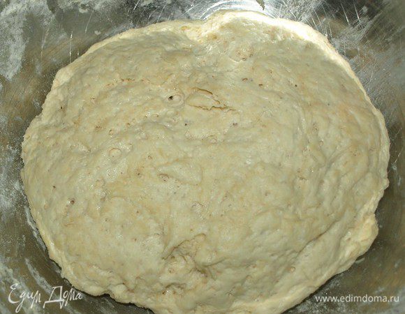 Замешиваем тесто. Тесто должно получиться гладким, не липнуть к рукам. Оставить тесто в чашке, накрытой полотенцем, на 1 час. Тесто увеличится в объемах. 