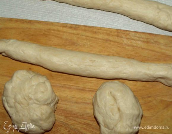Тесто разделить на 4 равные части. Раскатать в виде валика с одинаковой толщиной по всей длине. 