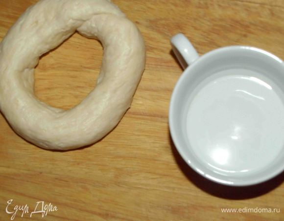 Смазать концы водой и соединить. 