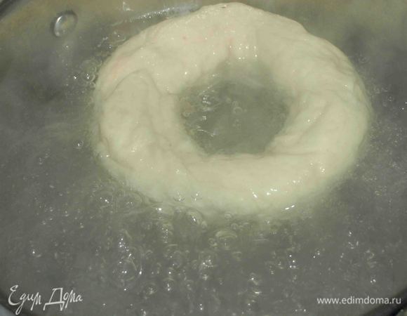 Воду довести до кипения. Опустить бублики в кипящую воду на 20 секунд. 