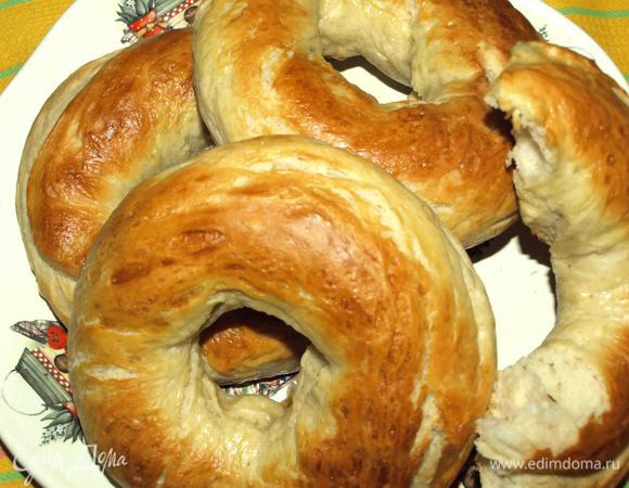 Достаем готовые бублики. Выкладываем на блюдо. Приятного аппетита!