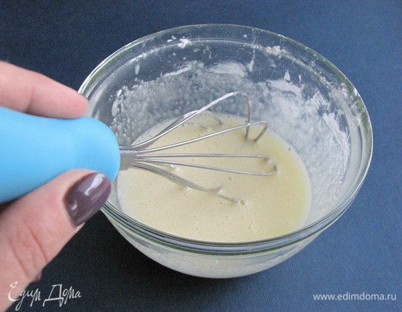 В отдельной посуде смешать яйцо, кукурузный крахмал и сахар.