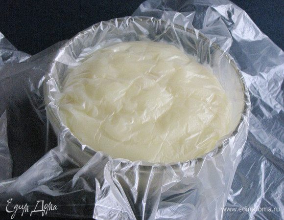 Накрыть крем пленкой так, чтобы пищевая пленка касалась поверхности крема. Это сохранит крем от заветривания.